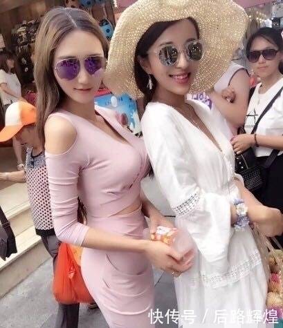 长发披肩|街拍:长相很甜很美的美女,身姿丰腴凹凸有致穿搭看了时尚迷人!