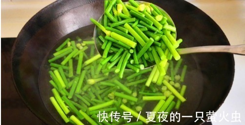 凉开水|炒蒜苔时,最好不要直接下锅炒,饭店都这样做,蒜苔香脆更入味