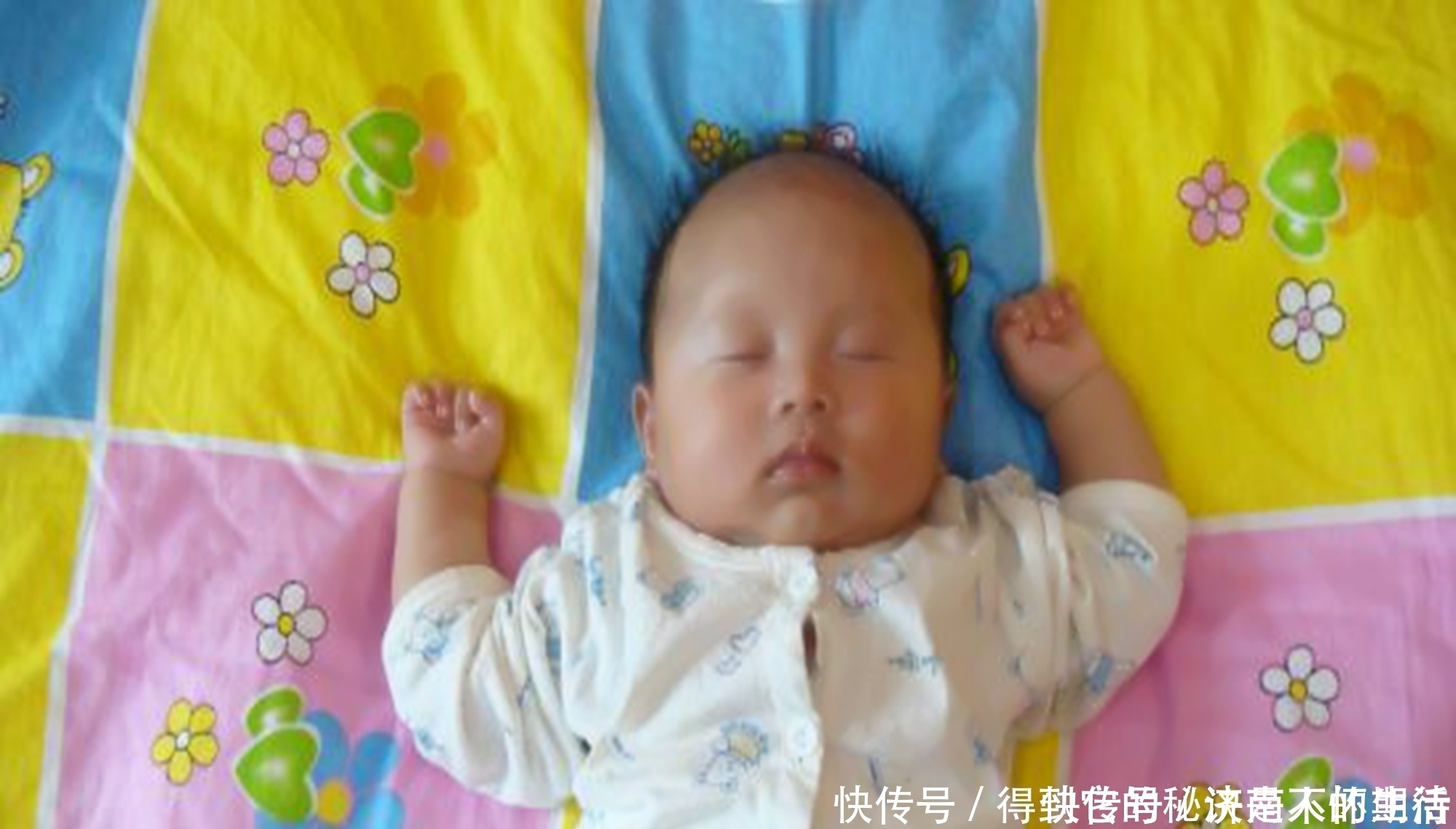 新生儿|为什么“举手投降”睡姿成为新生儿专宠?5点因素宝妈要提前知道
