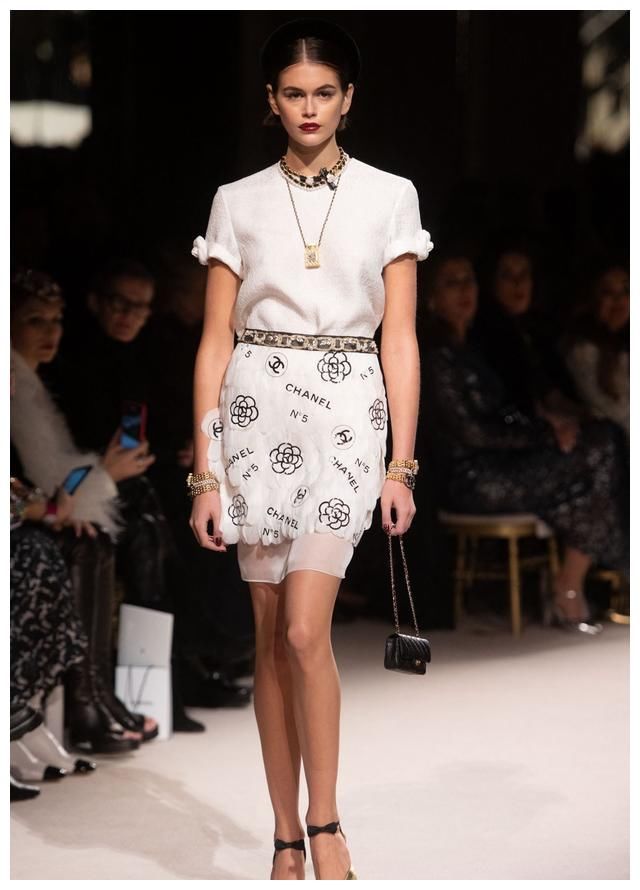 超模凯雅·杰柏现身巴黎时尚走秀，她越来越动人了