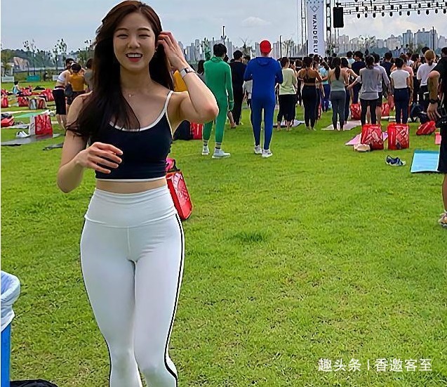 无痕裤 “无痕裤”姑娘,蹲在草地上的一瞬间,大腿的确很耐看