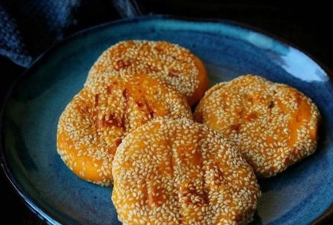 一碗面粉,2个鸡蛋,不用烤箱,一个电饭锅就可以做出美味的面包