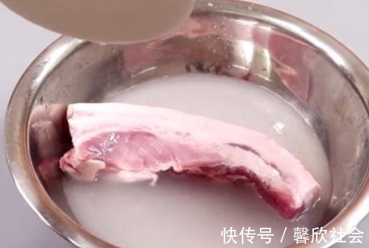 猪肉|猪肉别直接用水洗,很难洗干净,教你这一招,脏东西自己跑出来!