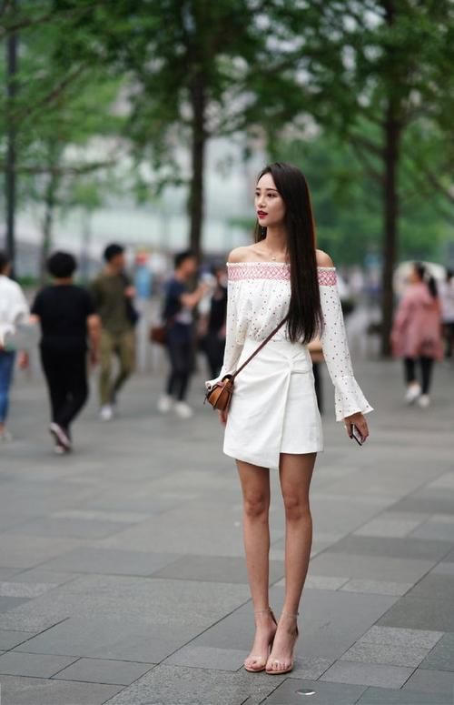 抹胸|小姐姐肤白貌美，穿抹胸装搭配小短裙，显一身仙女气息