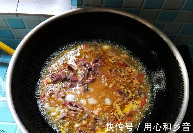 羊杂|一个人吃饭也不将就，千张配它煮一锅，酸辣开胃，好吃管饱不长肉！