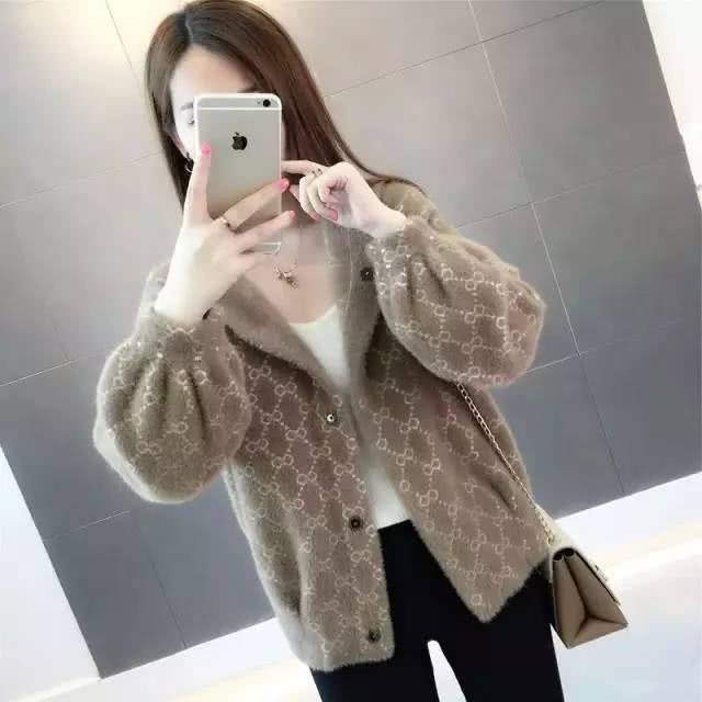 外套 女人再漂亮,出门别大衣配裙子,瞧今年主流貂绒外套,洋气忒保暖