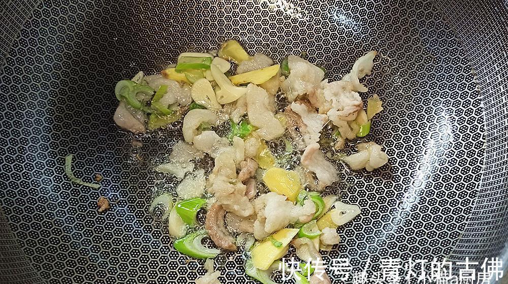 白菜和干豆腐热乎乎地的炖一锅，吃完浑身暖和，上桌连汤汁都不剩