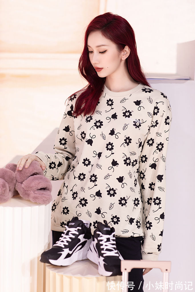 率性|刘令姿印花卫衣玩转经典配色 搭配不规则剪裁半裙率性十足