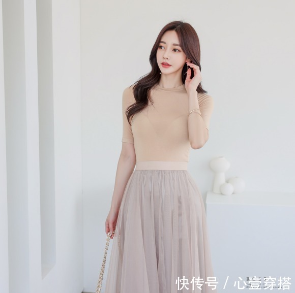 爱丽舍|女神孙允珠高清时尚搭配:爱丽舍珍珠娇杏细螺纹雪纺裙