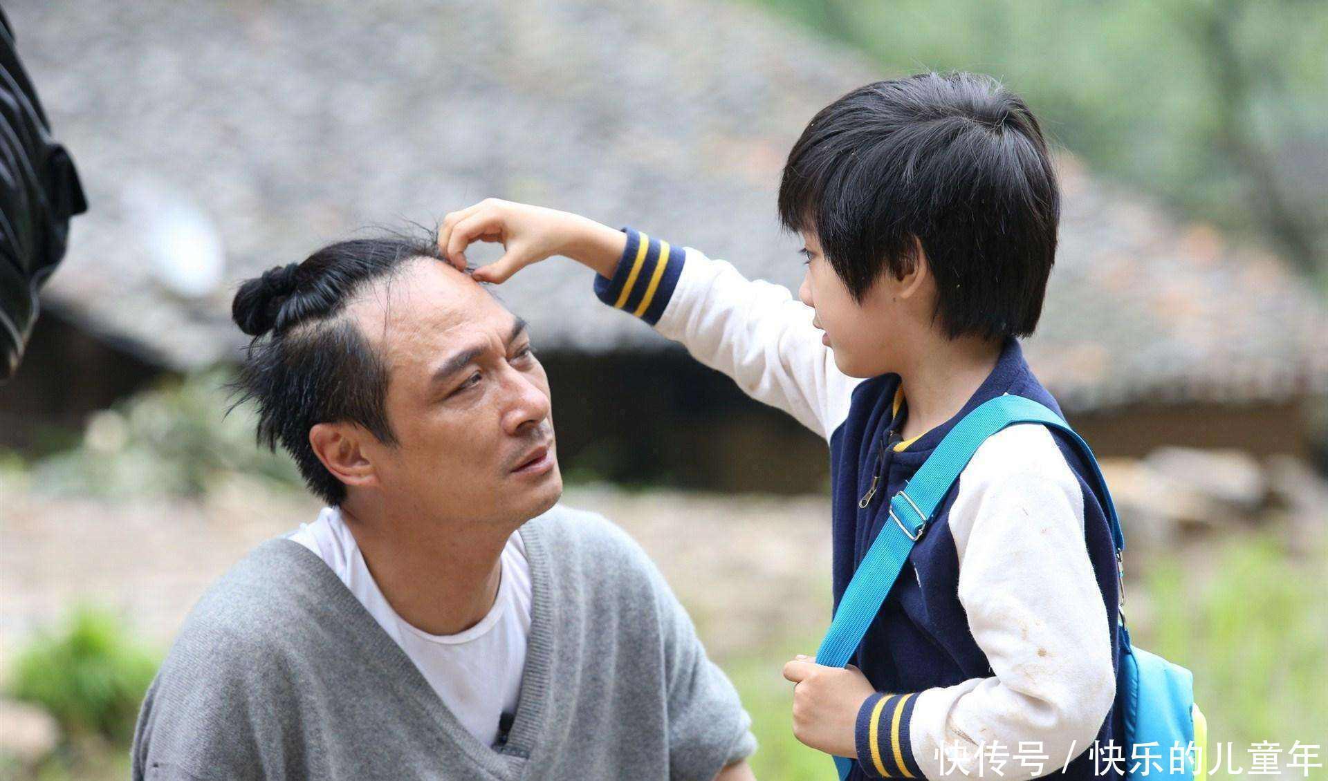 认成|儿子和妈被医生认成祖孙俩，娃长大后才明白老来得子有钱也不行