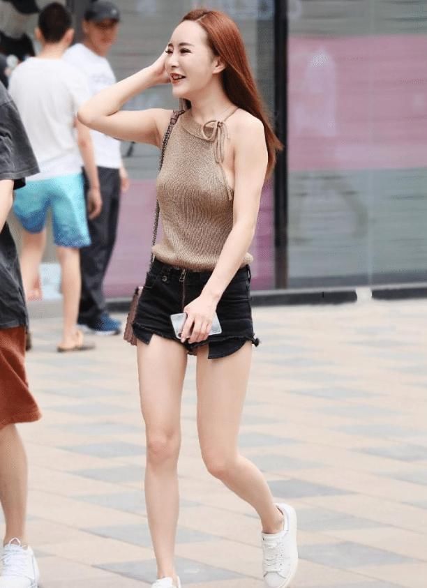 嫂子出门吊带坏了，直接系个“蝴蝶结”，却吸引了不少路人前来搭讪