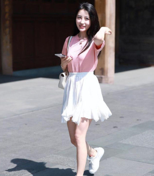 美女 美女身穿T恤搭配白色长裙，都是减龄装，很有少女感
