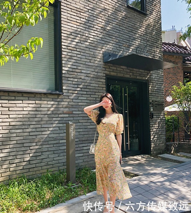 显得|孙允珠时尚穿搭春馨梨杏娉婷娇婉鲜黄色连衣裙,显得活泼开朗