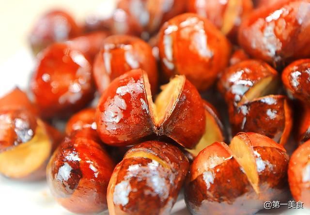 板栗别再炒着吃了，厨师长教你新做法，香甜绵软，个个开口好剥皮