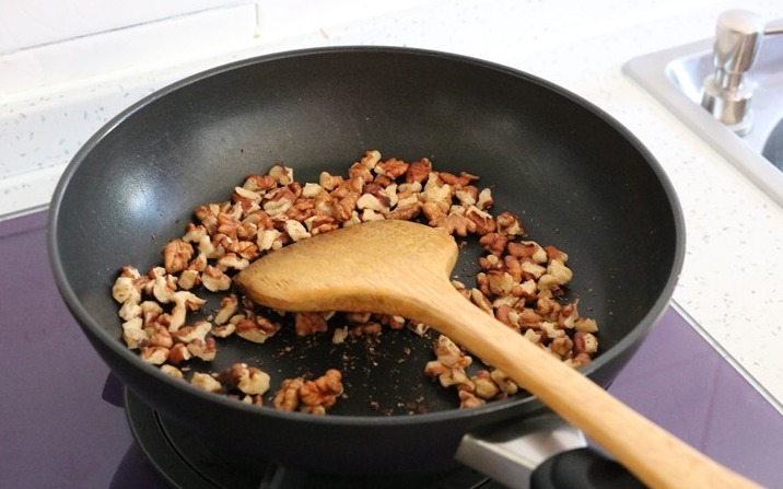 奶奶常吃黑芝麻，教你1个家常做法，比芝麻丸简单，头发黑精神好