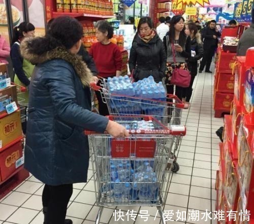 超市|5岁女孩超市“偷东西”被发现,孩子脱下外套后店员泪目:你走吧