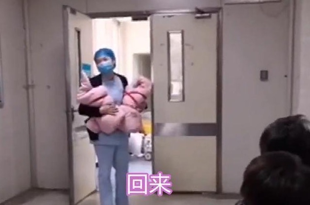 妻子|妻子生下双胞胎，丈夫看到宝宝后转身就想跑，网友：搁我我也跑