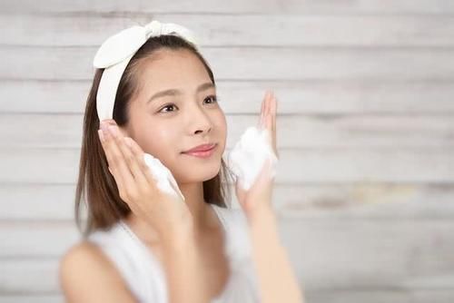 洗面奶|女生洗脸时,少犯这5个“错误”皮肤容易变差,还加快毛孔粗大