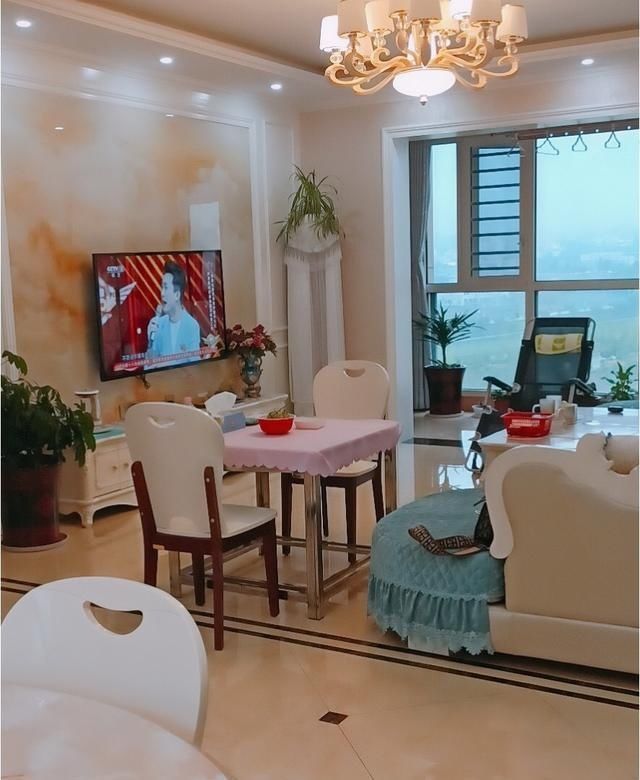 沙发|她家入住两年的房子，装修不豪华，每天都要收拾干净，羡慕极了