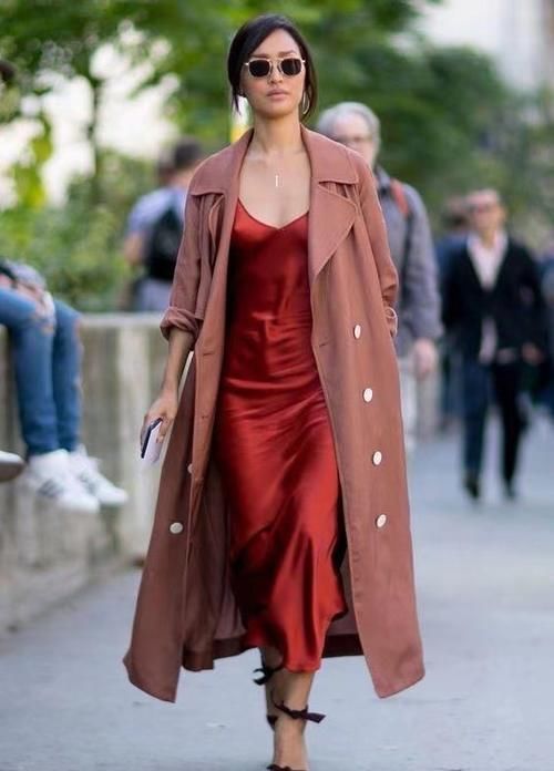 真正会穿的女人，春天穿风衣都这样搭裙子，你想要的时髦高级都有