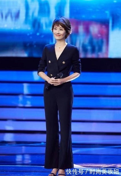 无龄感 马伊琍衣品真洋气,穿白色卫衣配运动裤,减龄不说还很高级