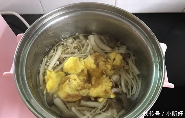 鸡蛋菌菇汤|10分钟出锅的快手营养汤,鲜美低脂,好吃不怕胖,全家都爱!
