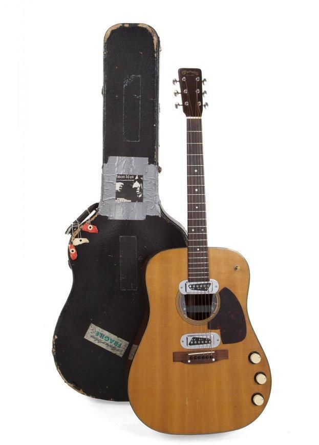 公开|科特·柯本生前最后一次公开表演弹奏的吉他拍出600万美元天价