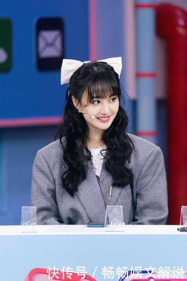 俏皮波浪卷配淡蓝百褶裙,认真营业的爽妹子,太可人了!