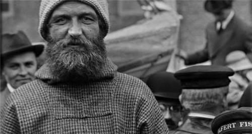 史上最牛探險(xiǎn)家，比貝爺還猛，用糞便做刀，從10米冰層下逃出生天