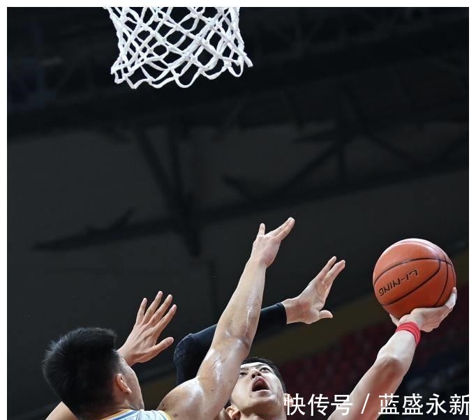 北京首钢|组图深圳马可波罗胜北京首钢 林书豪在比赛中安慰田宇翔!