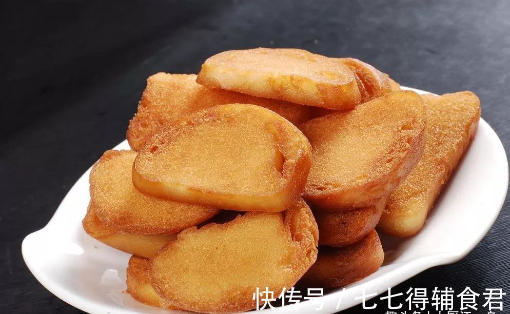 炸馒头片不要直接裹蛋液，多加1步，馒头片外酥里嫩，吃着不油腻