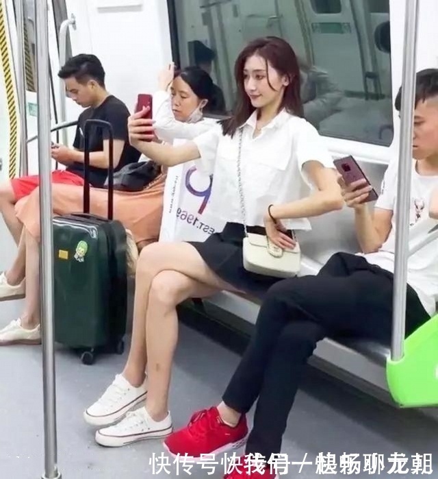 美女穿搭美女搭配白色的T恤衫,特别吸睛