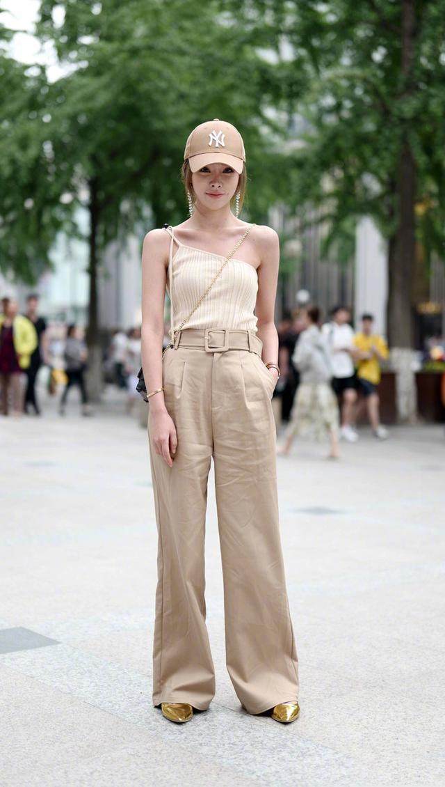 街拍小姐姐，时尚出街，搭配有致轻熟优雅时尚有范儿！