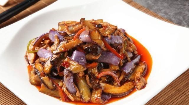 做鱼香茄子时，不要直接下锅炒，多加一步，茄子不油腻，更美味