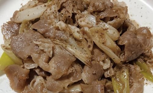 做葱爆羊肉用不用先腌制？教你正确做法，羊肉鲜香滑嫩还不膻