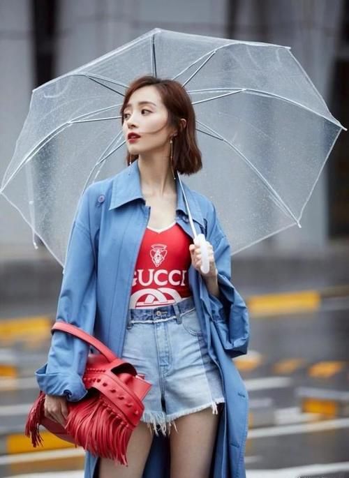 春天风衣里面穿什么才时尚？推荐这3种“内搭”，减龄百搭又耐看