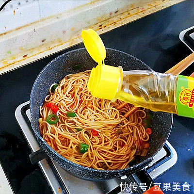 #清香麻爽秒入魂#麻辣芽菜拌面