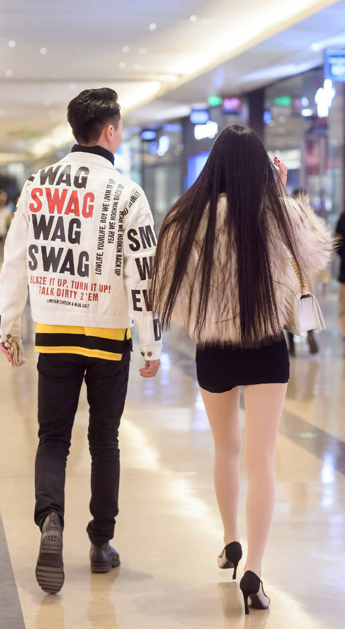 皮草|街拍:一身皮草的小姐姐好害羞,穿衣讲究上面要保温,下面要保鲜