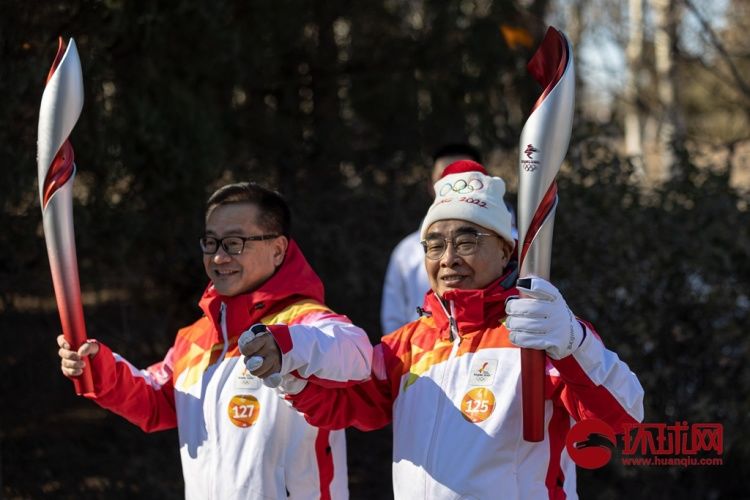 火炬|北京冬奥会火炬在奥林匹克森林公园传递，张伯礼、童朝晖完成火炬传递接力