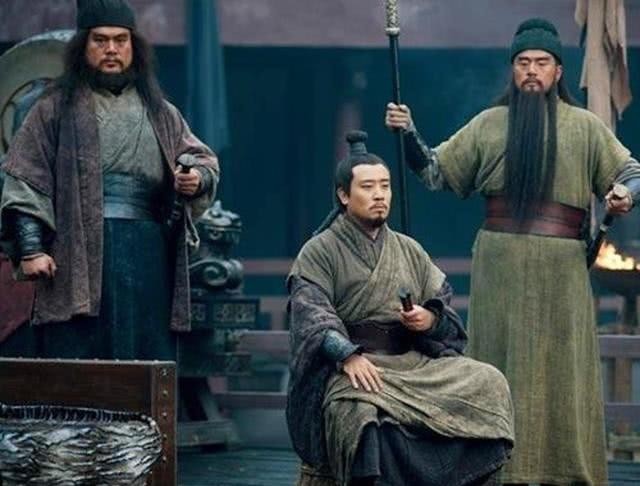 关羽|演义中曹操为何不派人战华雄,反而让功于关羽?你看袁绍兄弟干了啥