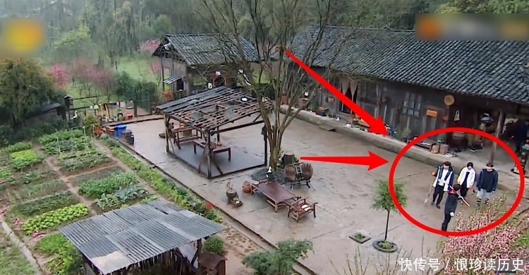 《向往5》嘉宾拍合照,本以为张艺兴主动让C位,原来只是个误会