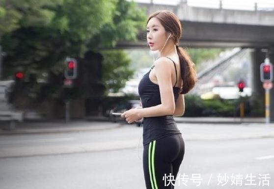 打底裤|紧身打底裤白皙漂亮的美女,绽放年轻魅力,秀出曼妙身材轮廓
