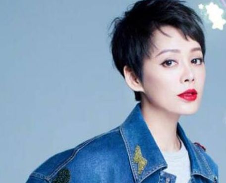 宁静当年蹲在张国立脚边说话,表情谄媚,一旁的章子怡满脸不屑