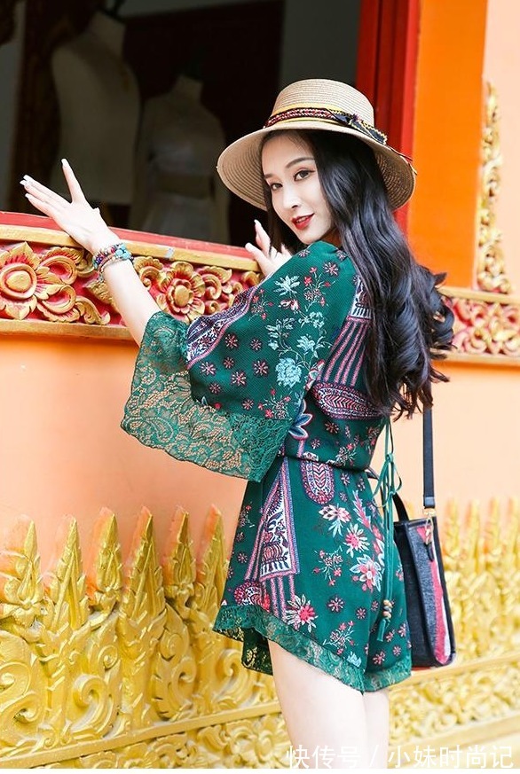 快乐|穿上复古碎花连体裤,快乐地去度假