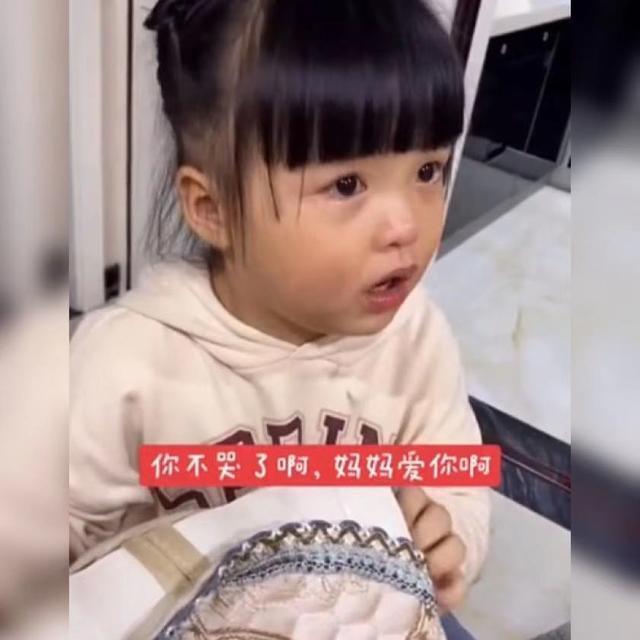 孩子|萌娃偷玩宝妈的化妆品被抓,还把宝妈安排得明明白白,也太有爱了