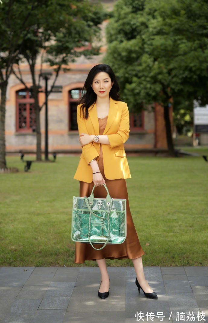 夏天|皮肤黑黄的女人,建议穿这4种“显白色”服饰,减龄又显气色