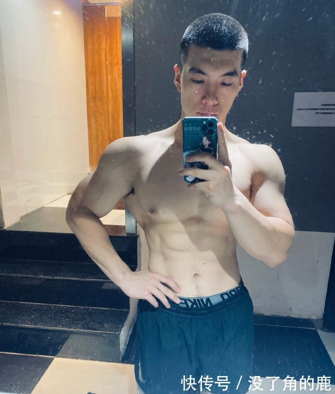 麒麟臂|爱健身的90后，胸肌发达麒麟臂健壮，在健身房常丢衣服！
