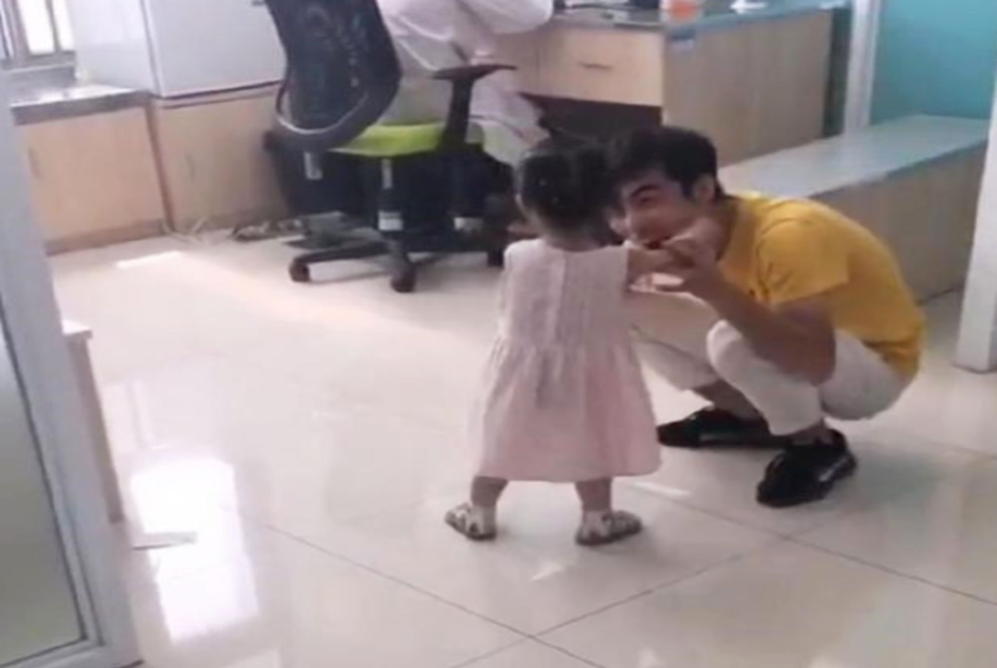 疼痛|3岁萝莉打疫苗被扎哭,缓过劲来越想越气,找医生报仇萌翻众人