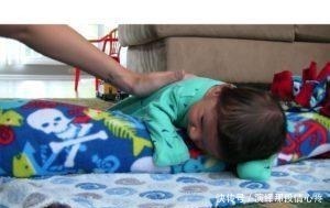 美国儿科学会|每天陪宝宝练这个动作,头型更漂亮,更早学会翻身、走路!