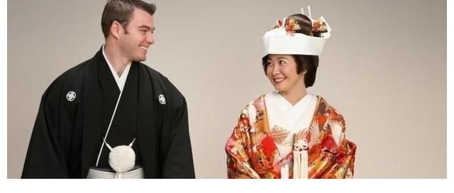 主人家|日本传统的坐姿，似乎就是跪坐在地上，难道跪坐舒服吗？
